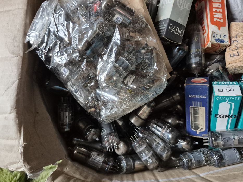 Vând Lot 150-200 Lampi,pentru radio din anii 1940-1970 o cutie full