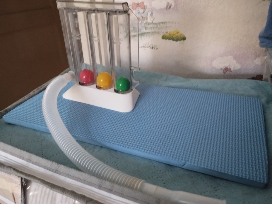 Дыхательный тренажер с тремя шариками.