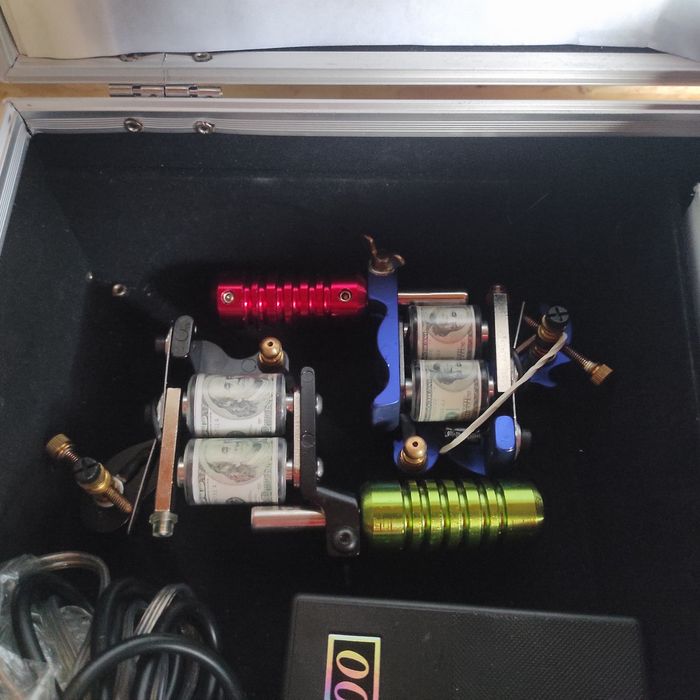 Kit și aparat tatuat