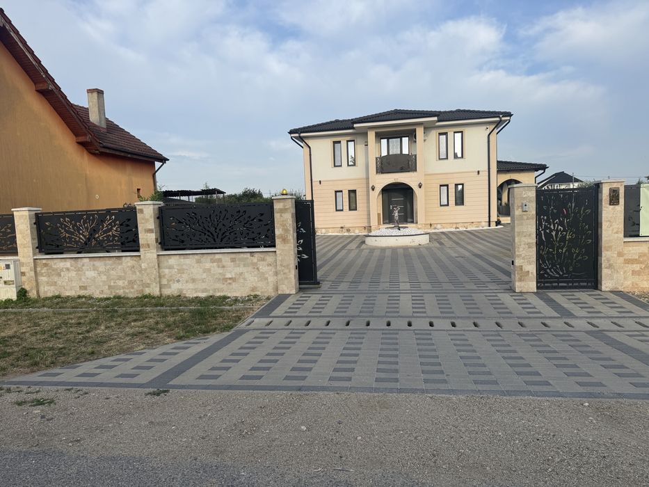 Vand casa in Lazuri