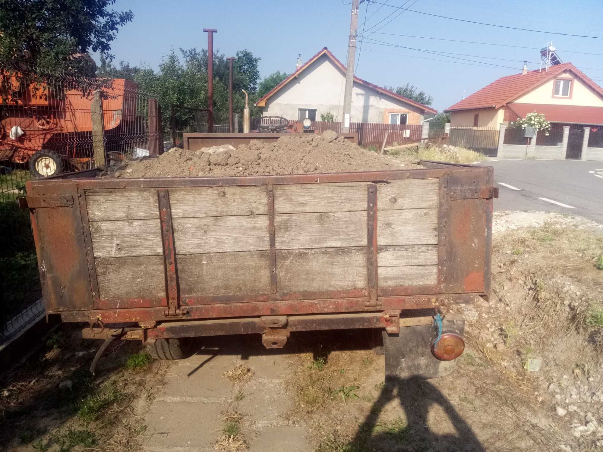 Vând  plug reversibil cu două trupițe și două remorci
