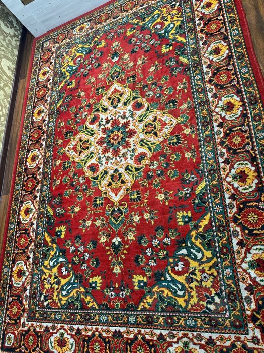 Гилам сотилади..