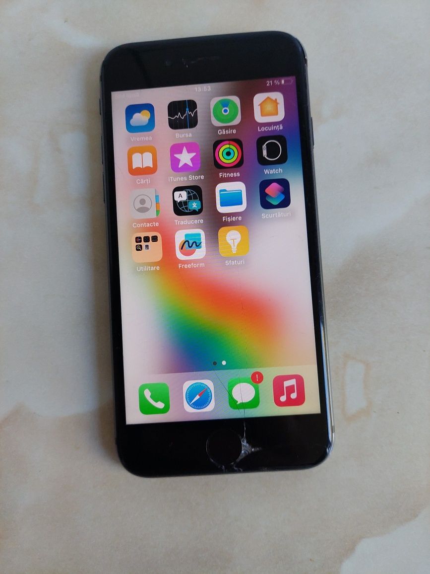 Vând Apple iPhone 8 de 64Gb negru Neverlocked [un pic spart] //poze