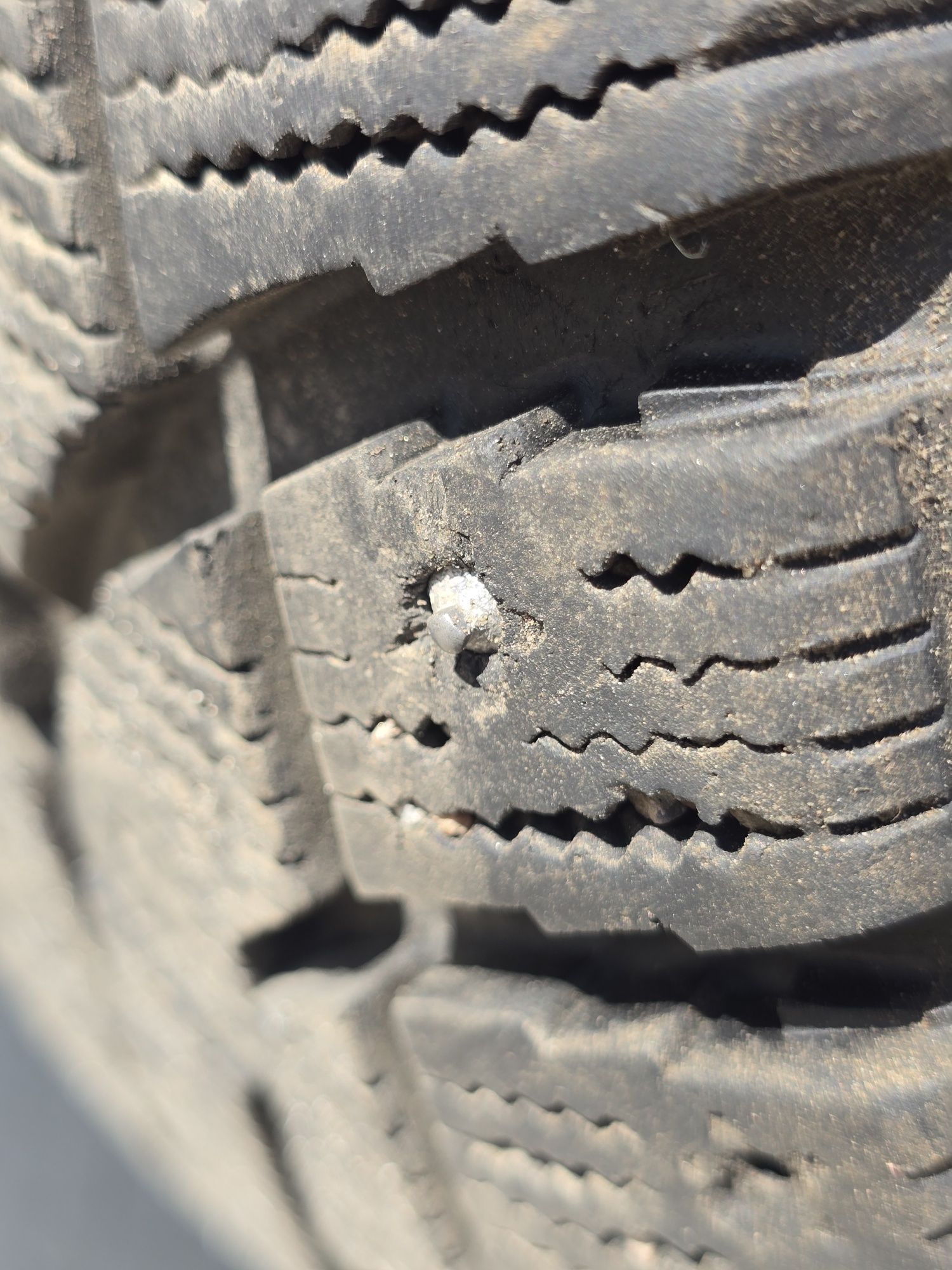 Продам зимние шипованные шины TOYO Observe G3-ICE, размер 265/70 R16.