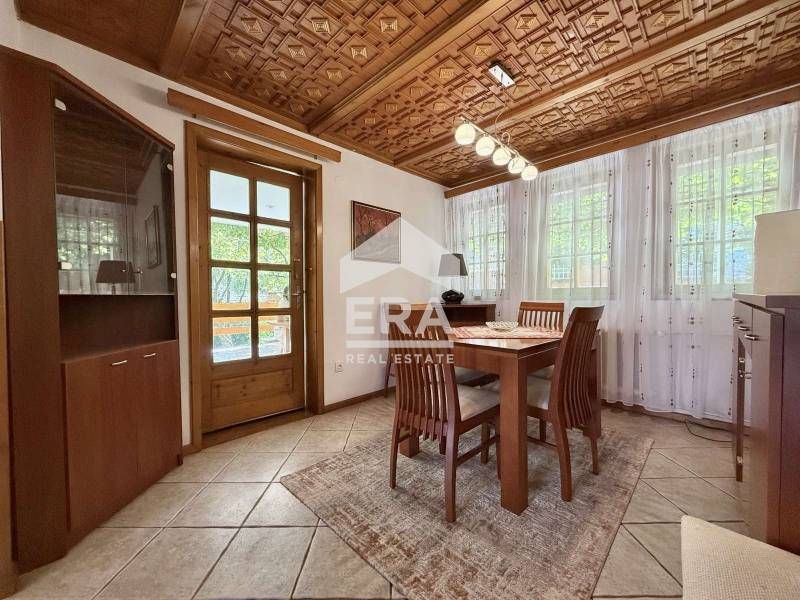 Чаровна къща с голям красиво озеленен двор под наем в кв. Симеоново