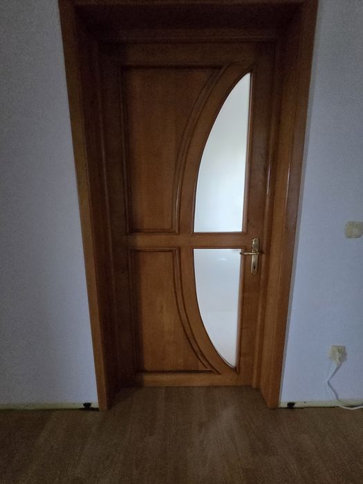 Vând 5 uși  interior din stejar în stare foarte bună. Preț:350lei buc