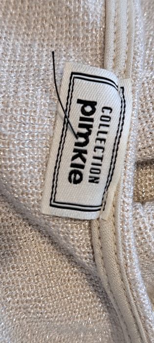 Vând rochii noi cu eticheta.