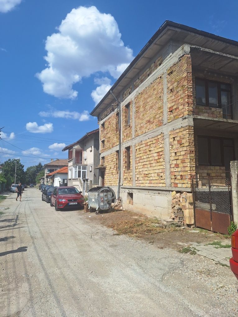 Продавам многофамилна къща в гр.Попово