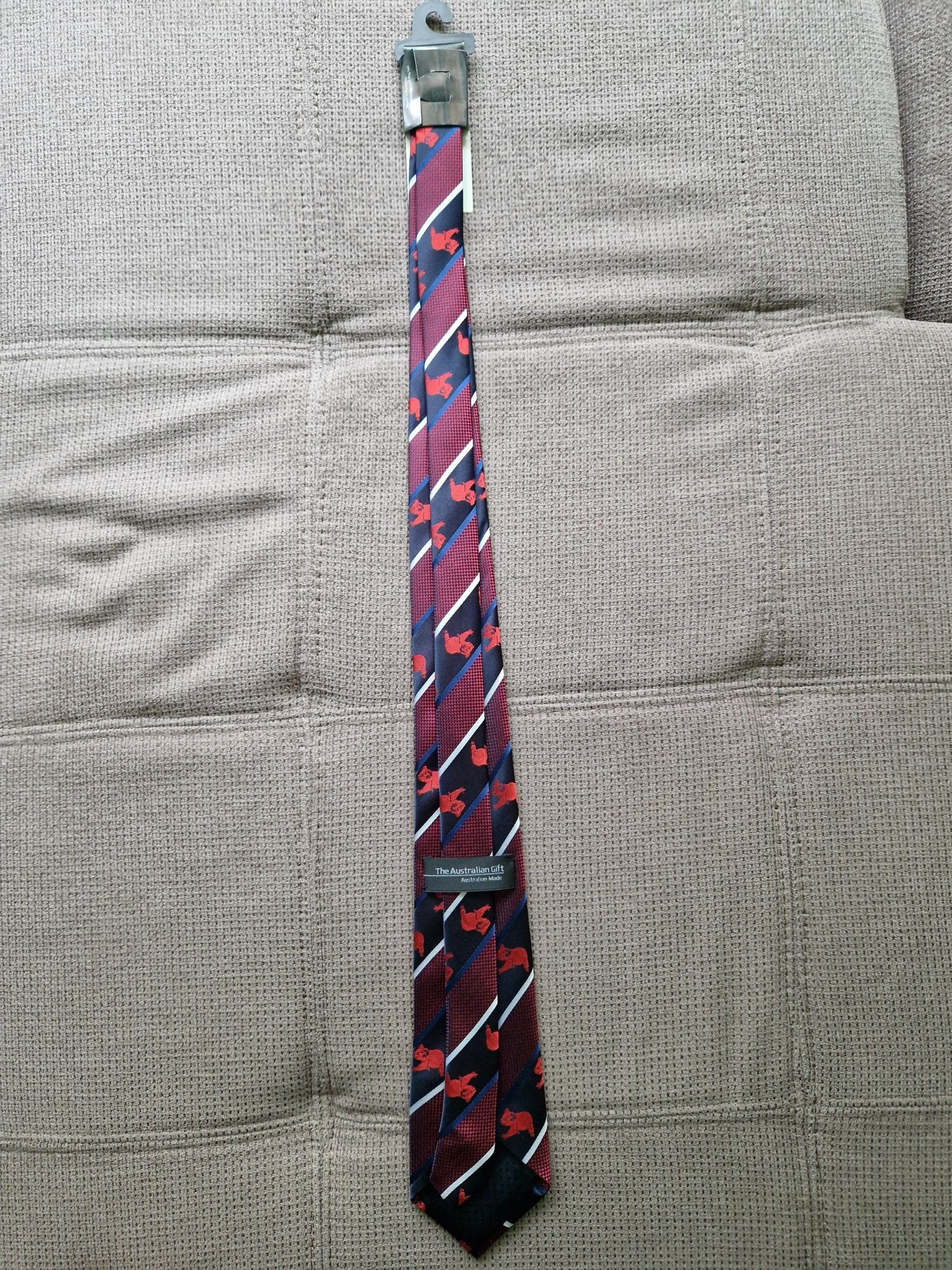 Cravata fabricata si adusa din Australia