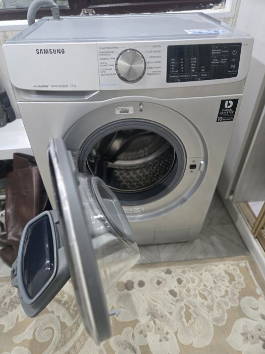 Стиральная машинка Самсунг с дополнительной дверцей для подачи белья.