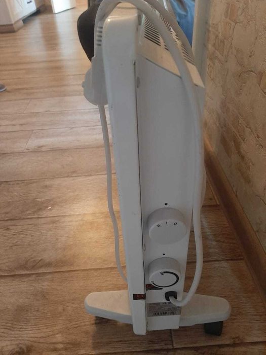 Обогреватель напольный и можно вешать на стену