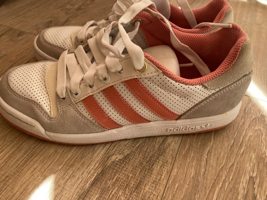 Кецове Adidas от естествени материали