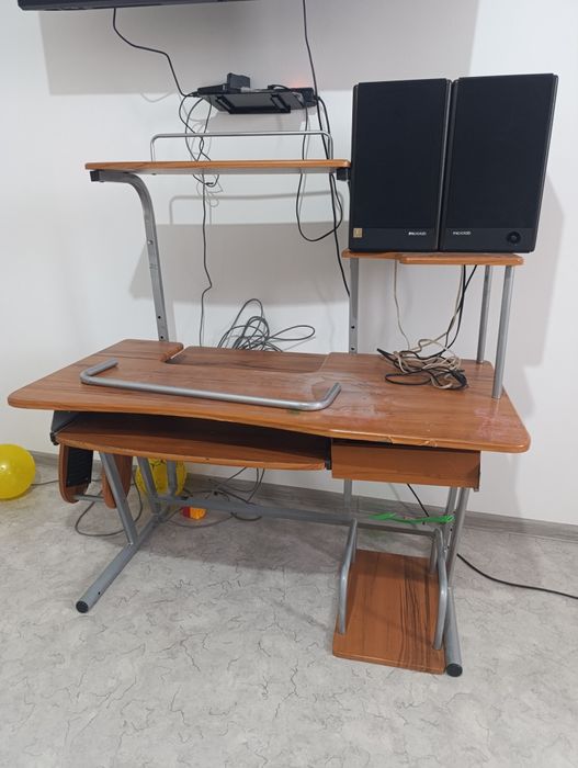 Продам срочно б/у компьютерный стол