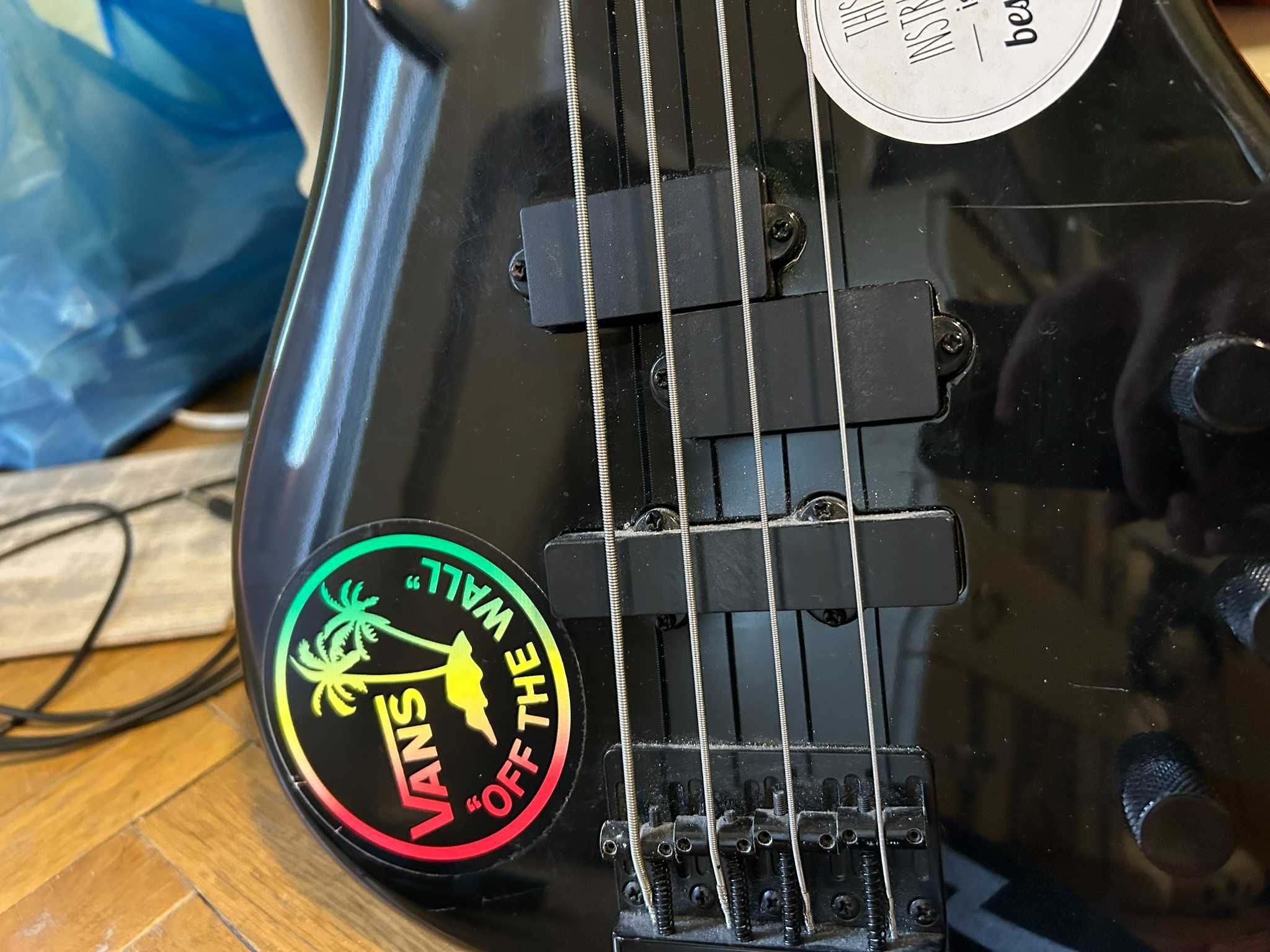 Бас Китара Storm с кубе Laney Lx10b