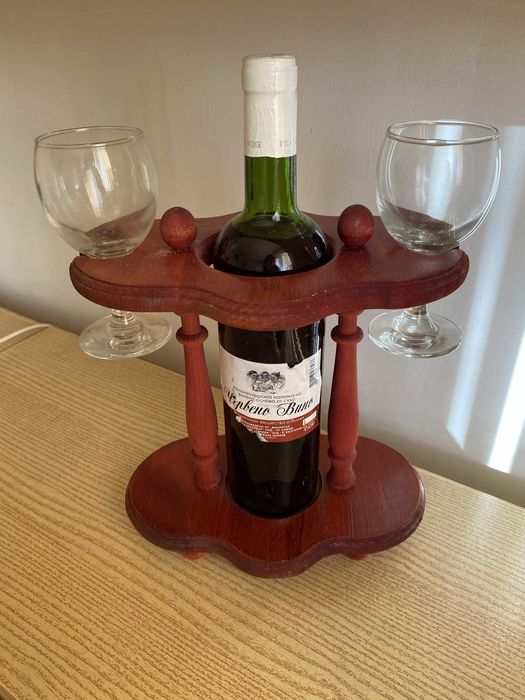 Поставка за вино с чаши