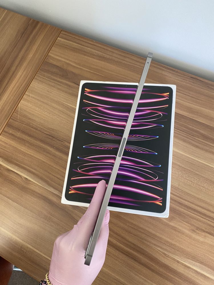 iPad Pro 12.9-Inch 6th Generation / WI-FI + Cellular/ 128 GB / Ca nou