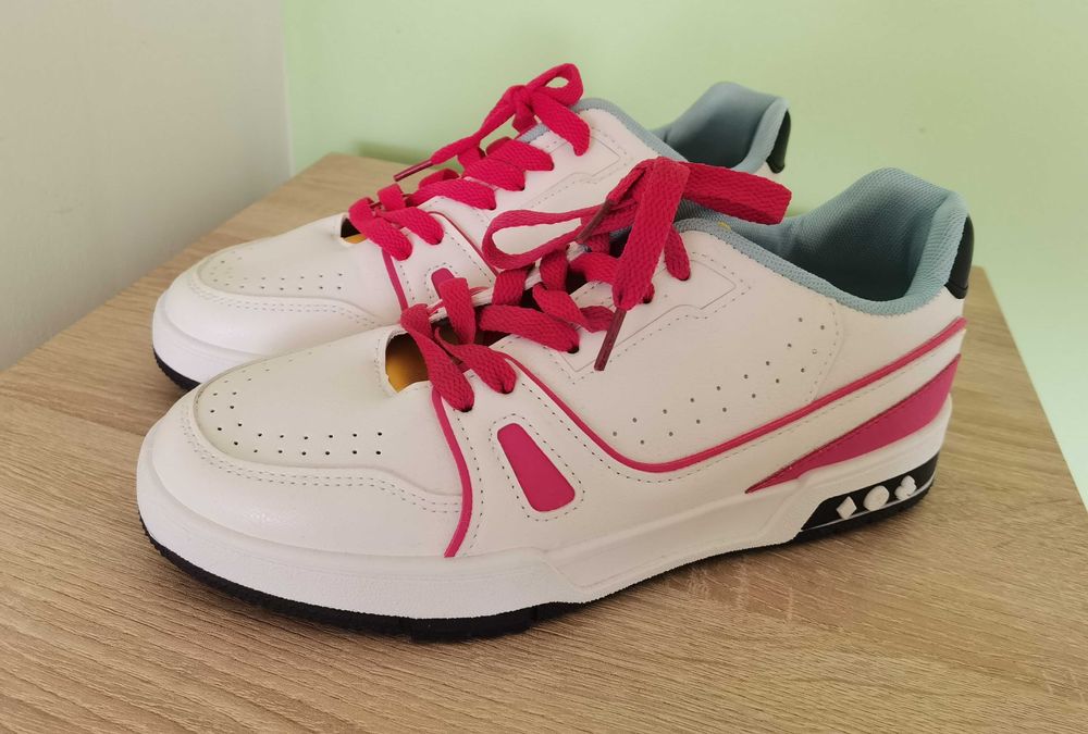 Дамски спортни обувки