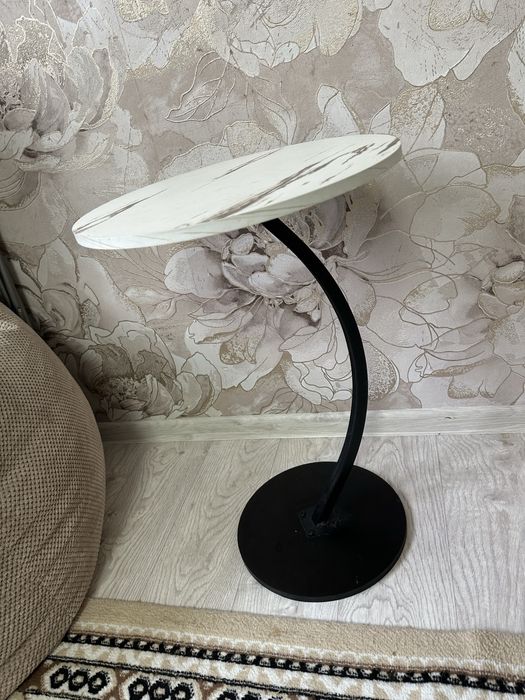 Декоративный стол для зала