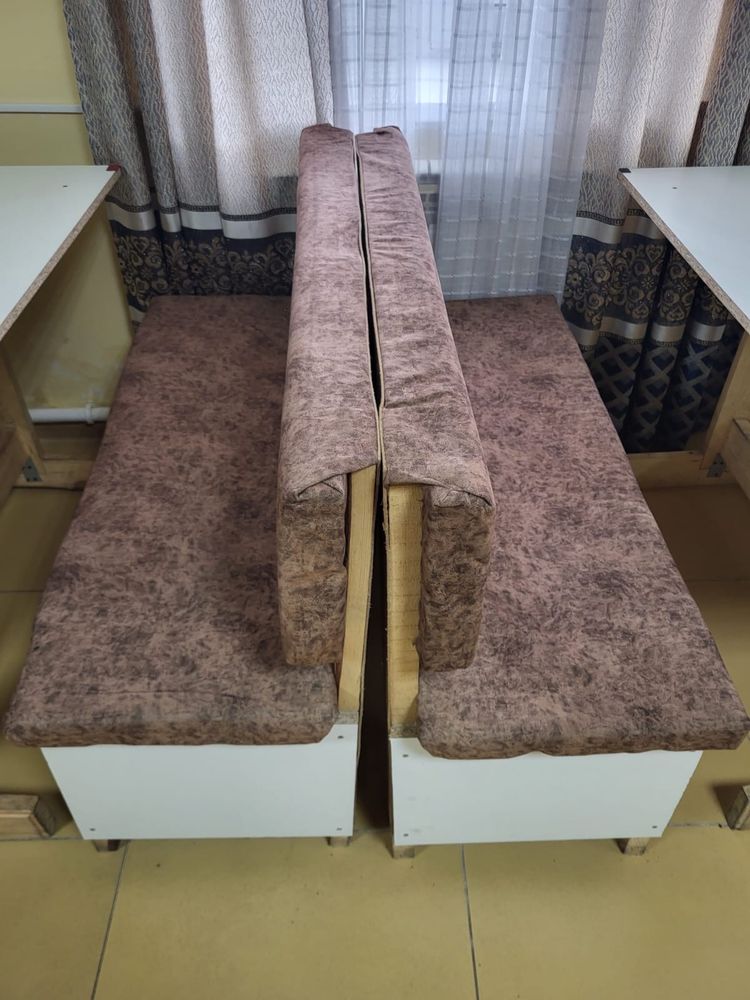 Продам комплект (стол и мини-диваны)