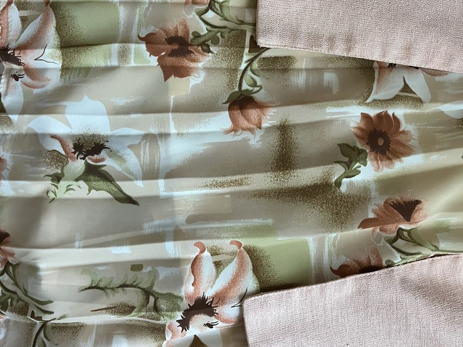 Дамски костюм с плисирана пола и сако