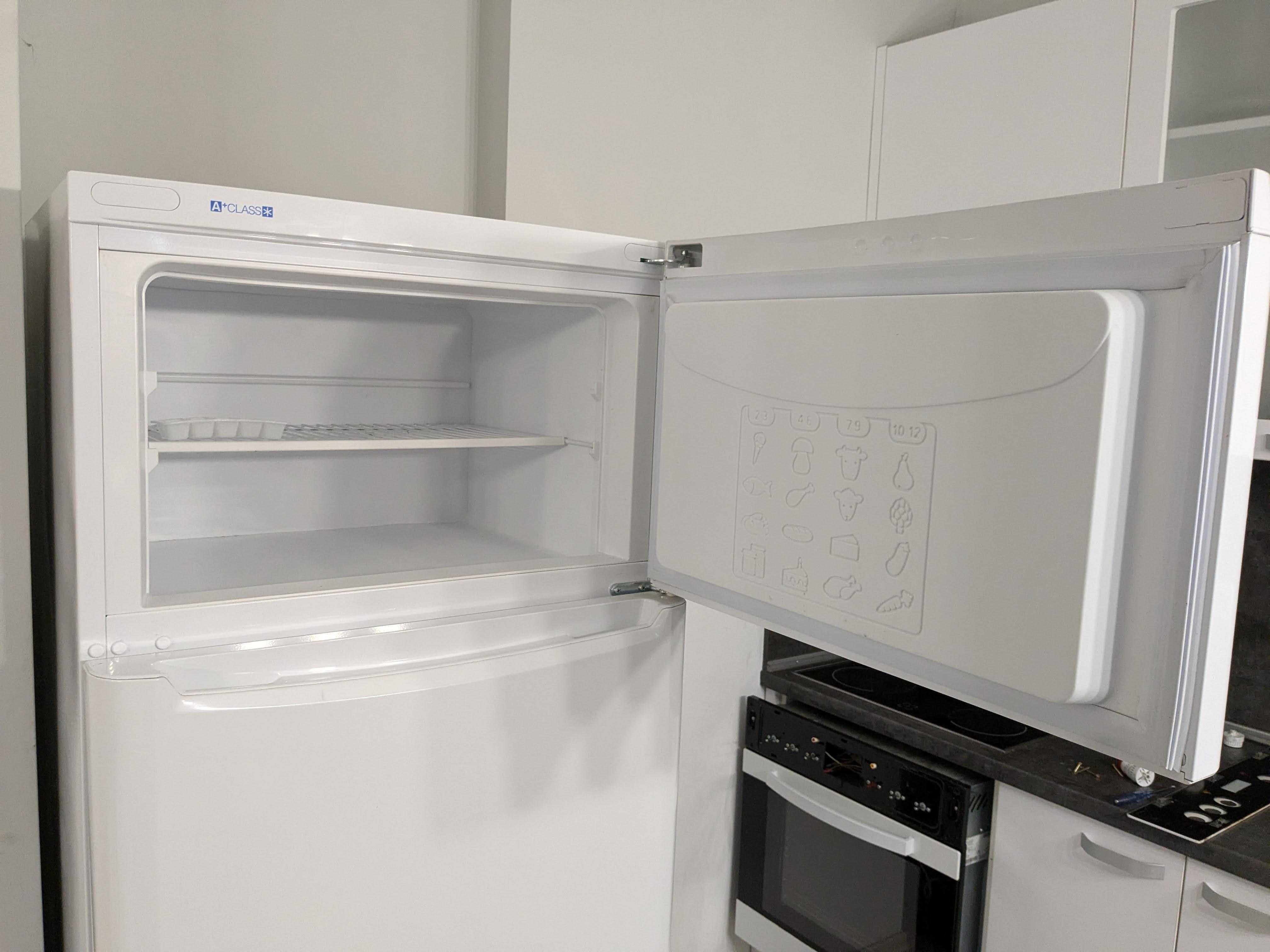 Хладилник Indesit свободностоящ с двойна врата