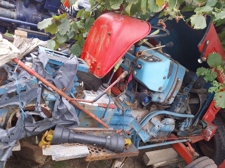 Vând tractoraș hinomoto e18 pentru dezmembrat