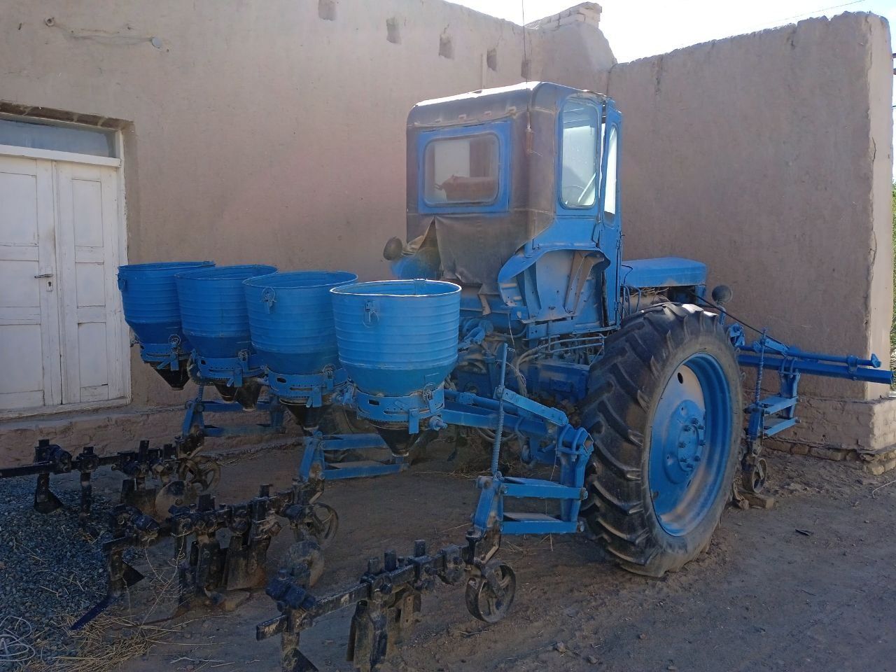T28 traktori va qishloq xo'jalik texnikalari sotiladi