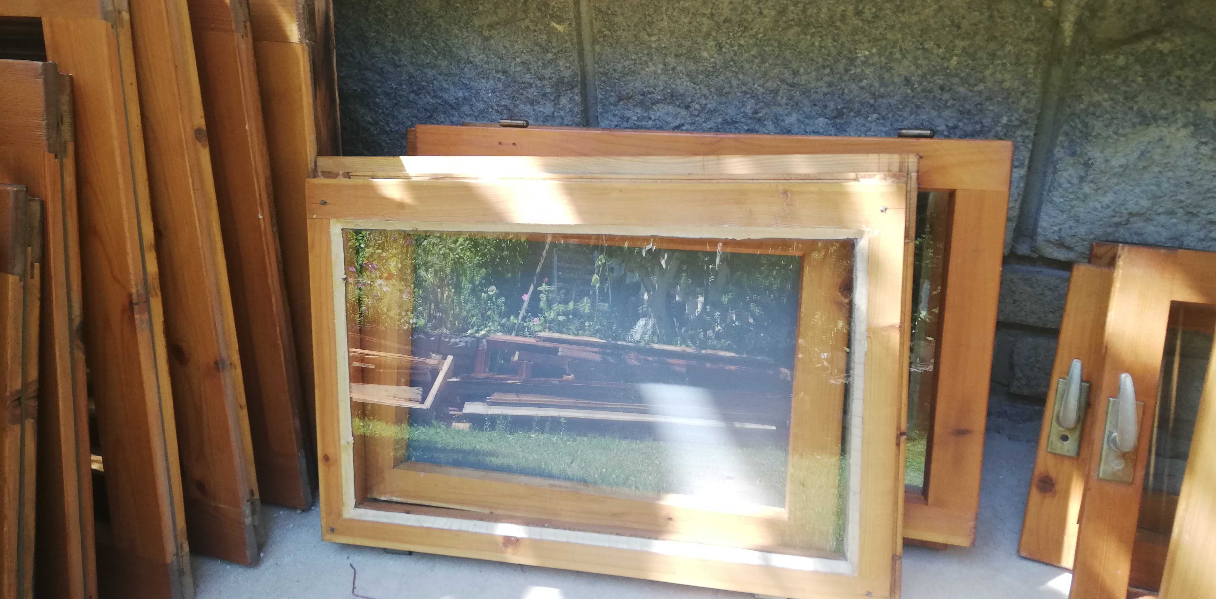 Дървена демонтирана дограма със запазени стъкла