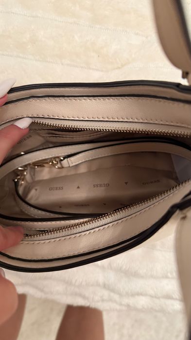 Бежова чанта guess- носена веднъж, без никакви забележки
