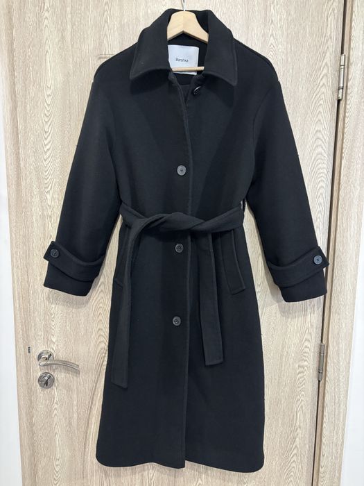 Bershka черно палто XS-S