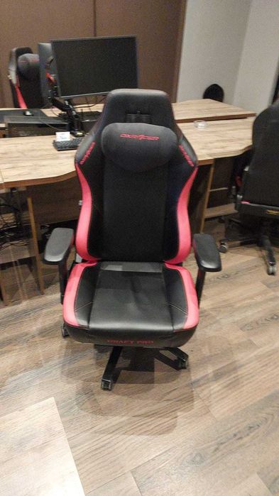 Продам игровое кресло Dxracer pro craft red