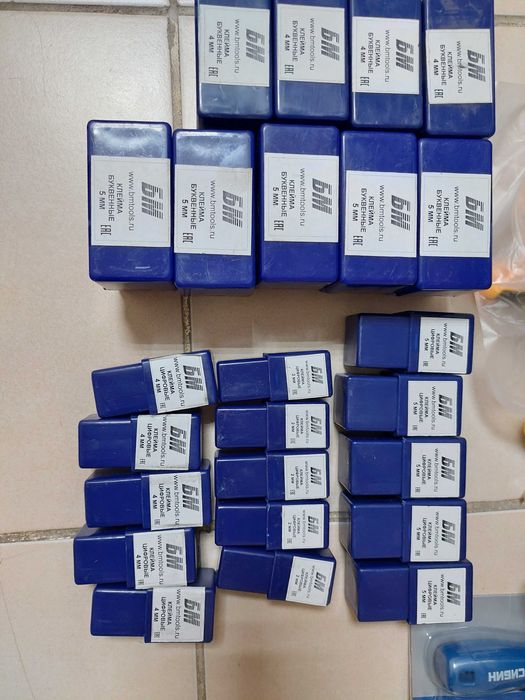 Клейма буквы и цифры и другой инструмент