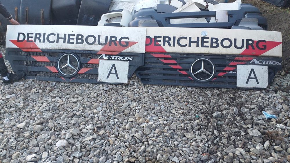 Masca, capota Mercedes