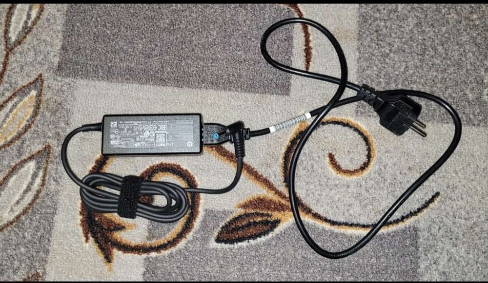 Продам  новый оригинальный  зарядный  устройство от HP 250 G7