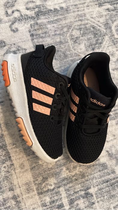 Adidasi ,,Adidas ‘ marimea 24 cu 14 cm in interior