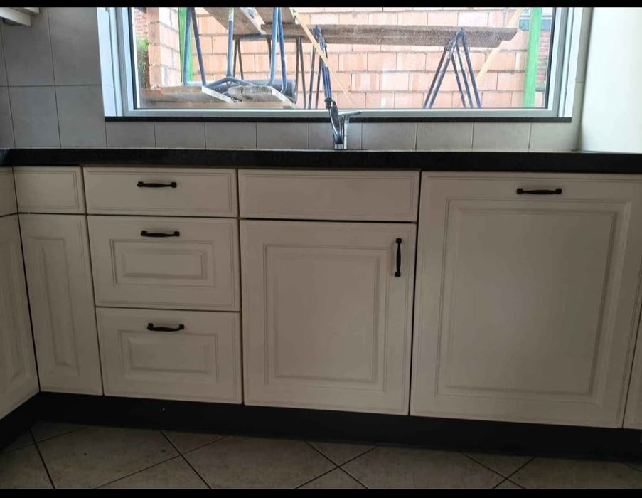 Ъглова кухня от МДФ с гранитен плот и уреди