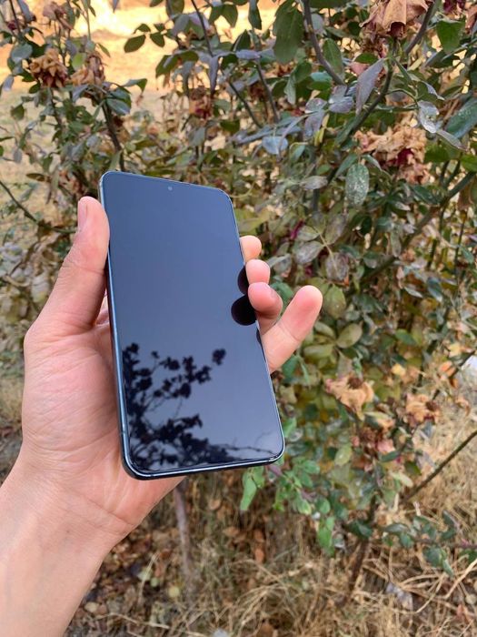 Samsung Galaxy S22 5G 
 Kor dok: yuq bularda bulmaydi
 Xotira: 256/8+8