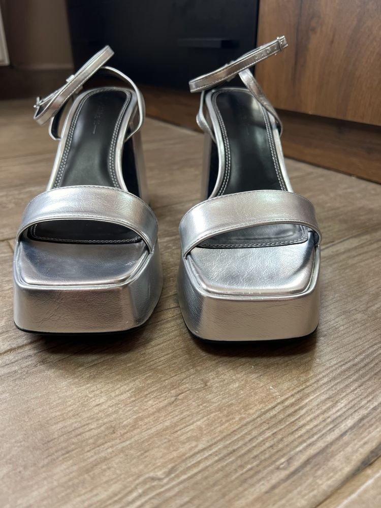Сандали Bershka