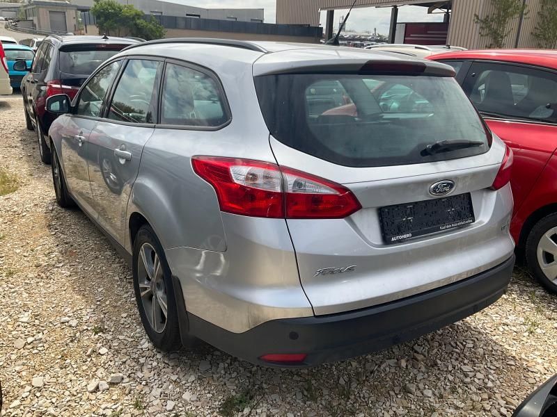 Dezmembrez Ford focus mk3 motor 1l benzina
