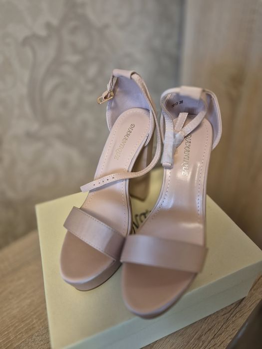 Sandale cu platforma