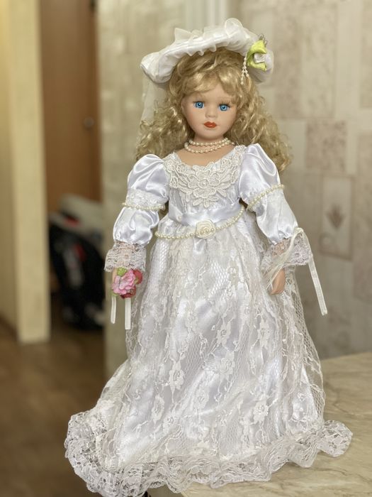 Фарфоровая кукла