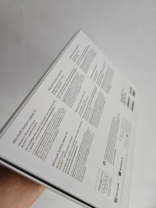 Microsoft Surface x plus snapdragon sigilat la cutie.