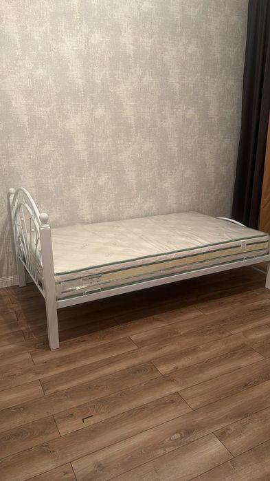 Кровать с ортопедическим матрасом новая , матрас в салофане 120х200