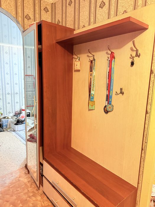 Прихожая с зеркалом продается