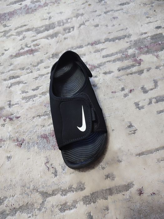 Vând sandale Nike