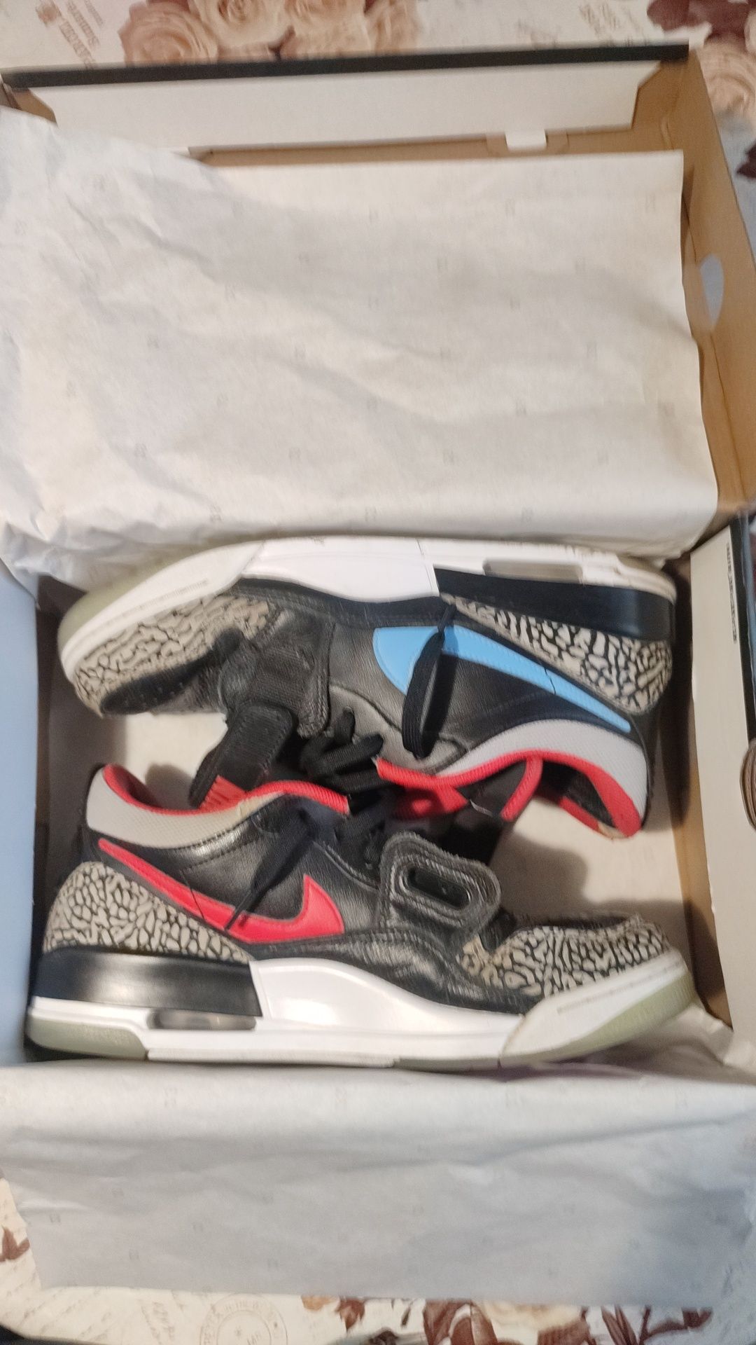 Jordan Legacy 312 low black/valour blue/university red/wolf grey