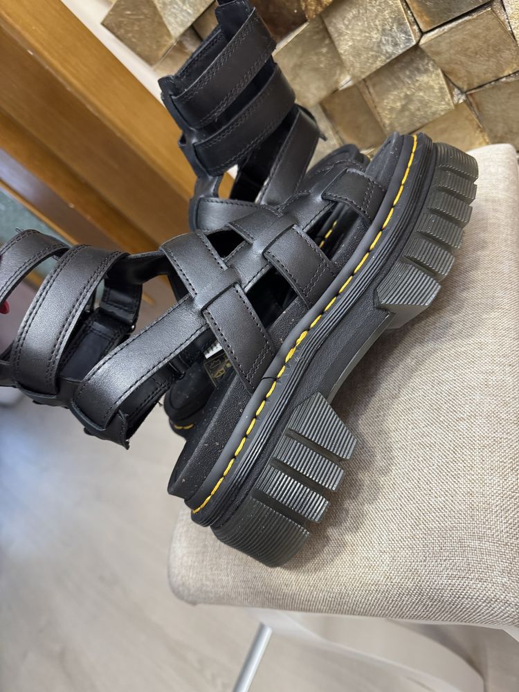 Сандали DR. MARTENS (нови) Закупени от Италия,р-р38,но отг 37