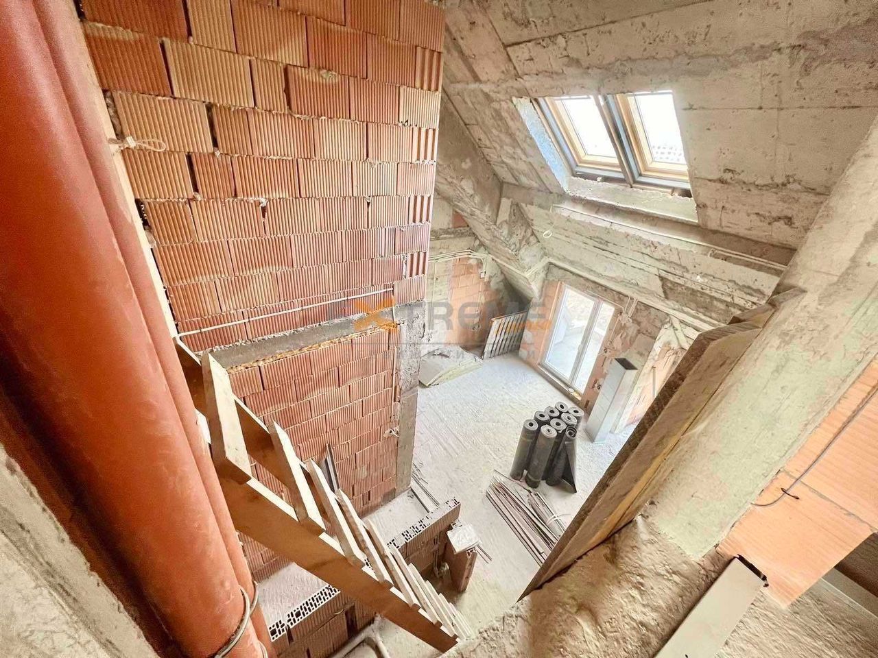 Продава се Тристаен апартамент в Варна, Погреби - 124 кв.м за 1500 €/кв.м - Снимка #2