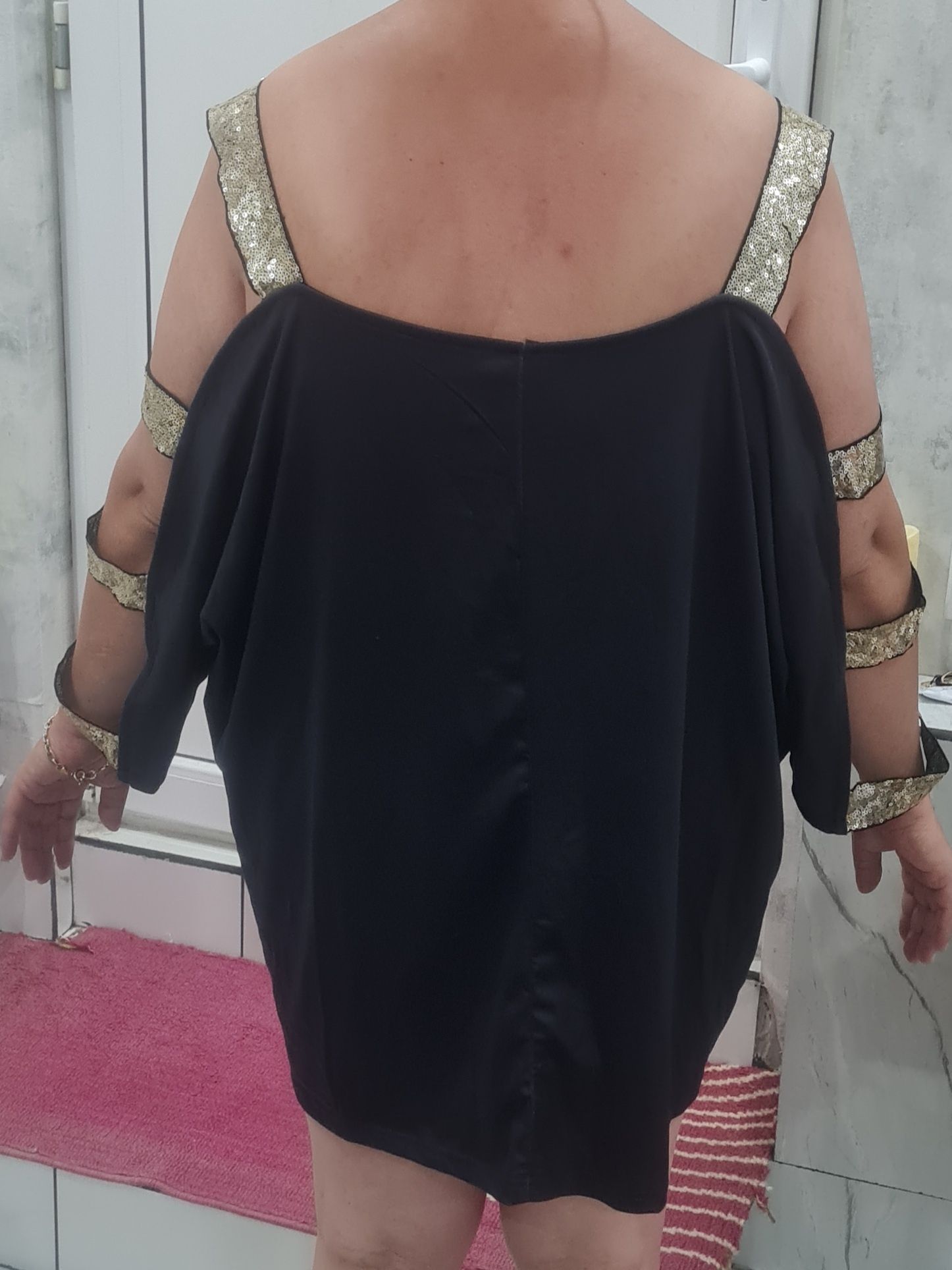 Vând rochița stil bluzița cu un design superb ocazie