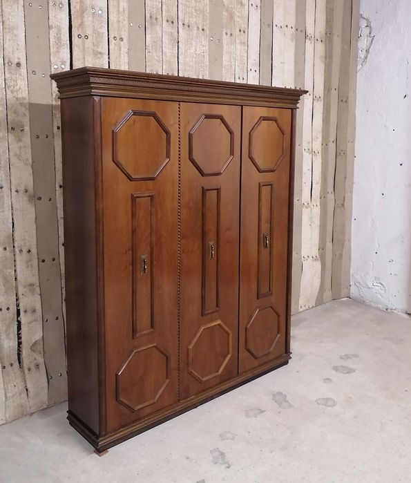 Cuier/ Dulap vechi din lemn cu oglinda, cu eticheta NOVARA, Italia